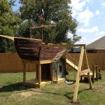 Деревянные корабли и домики для детской площадки