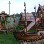 Деревянные корабли и домики для детской площадки